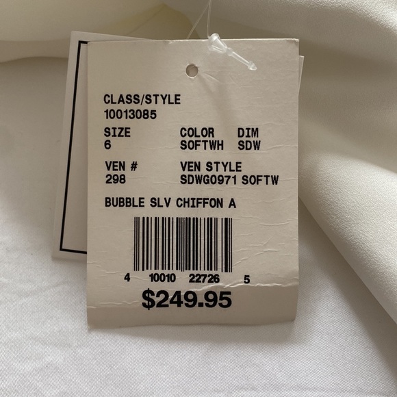 Davids bridal bubble sleeve bridal gown in women’s size 6. - Picture 4 of 9